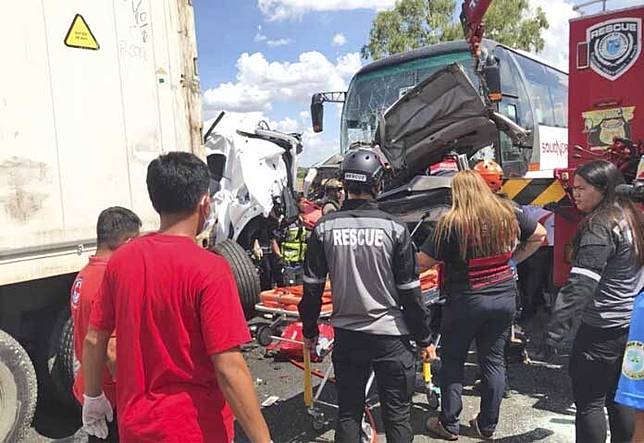 คนขับบัส “หลับใน” พุ่งชนรถที่ด่านเก็บค่าผ่านทาง ปินส์สลดดับ 10 ศพ-เจ็บ 37 คน