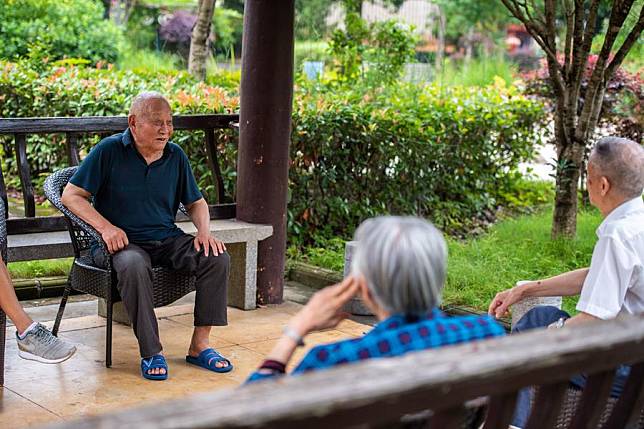 Senior residents chat at a social welfare center in Hanshou County of Changde City, central China's Hunan Province, June 20, 2023. (Xinhua/Chen Sihan)