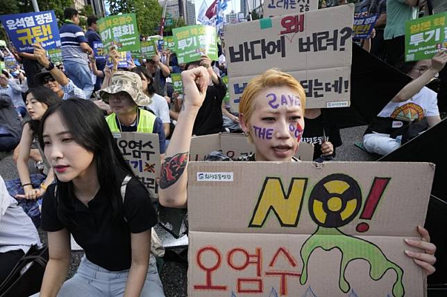 圖為首爾民眾在街頭抗議，要求日本停止排放福島核電廠的核處理水，並譴責韓國政府的政策。（美聯社）
