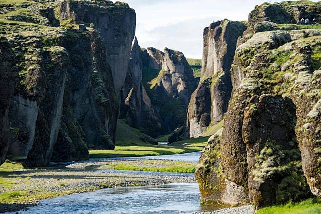 冰島羽毛峽谷有「世界最美峽谷」之稱，近年因為加拿大歌手小賈斯汀拍攝MV來取景，吸引約100萬名遊客前來觀光。(法新社)