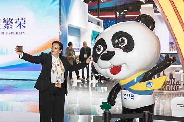 An exhibitor takes a selfie at the China Pavilion during the 7th China International Import Expo (CIIE) in east China's Shanghai, Nov. 7, 2024. (Xinhua/Wang Xiang)