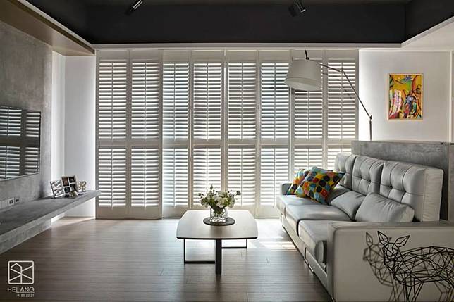 
          <p>3.款式多元</p><p>單就窗式來說，目前就有折疊、推拉、單開、對開、法式門、特殊樣式等數種造型。以材質而言，木百葉多以椴木為主，如今也有許多人造仿木或其他柚木、鳳凰木、西洋杉等多款木料可供選擇，並上一層保護漆增強抗菌、防潮的機能。至於色系，除了原木色調，也有白、灰、黑、彩色等多種上漆色系，搭配各類空間樣式都可隨順應變。  </p><p>4.好清潔</p><p>比起容易滋生螨蟲細菌的布簾，或容易彎捲的鋁百葉，木百葉不必特別費心照顧就能維持良好清潔的使用狀態。省去了拆卸、洗滌、披掛等各種繁瑣步驟，僅需以乾布、撢子、或清水沾抹布輕輕擦拭即可。若想保養，也僅需在抹布上略摻點保養油。木百葉的後續保持可減省大量時間精力，也無形提高了時常打理窗簾、減少居家積灰死角的意願，對於容易過敏的人無疑是更健康的選擇。</p><p>5.堅固耐用</p><p>木百葉使用壽命可長達數十年，裝設後可以說除了日常清理，不必再煩惱其他窗簾添購的問題。  </p><br  /> Credits: homify / <a href=