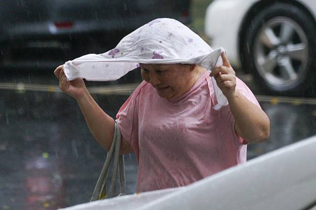 氣象署發布豪雨特報，新北市、屏東縣及台東縣已有超大豪雨，基隆市及台北市已有大豪雨發生。（圖為大雨示意) 圖：張良一/攝