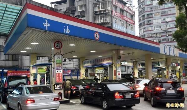 台灣中油表示，自明(30)日凌晨零時起汽、柴油價格每公升各調降0.8元。(資料照)