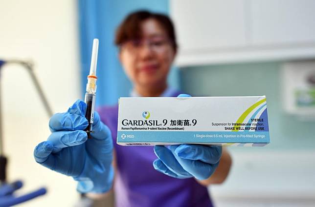 A nurse from Boao Super Hospital United Family Boao Clinic presents a human papillomavirus (HPV) 9-valent vaccine in Boao, south China's Hainan Province, May 30, 2018. (Xinhua/Guo Cheng)