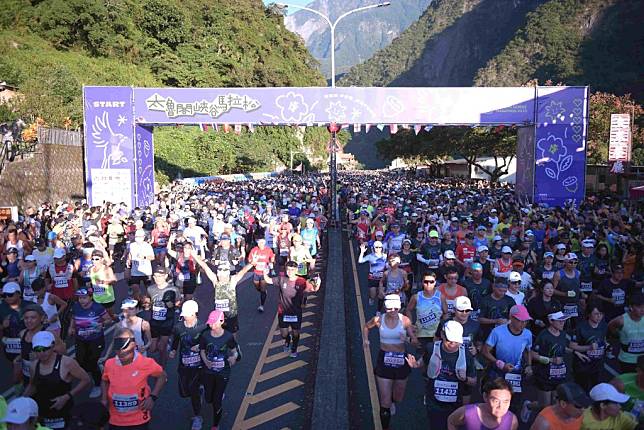 太魯閣峽谷馬拉松4日清晨登場，來自34個國家及台灣各縣市近1萬5000名選手參加。 （花蓮縣政府提供）