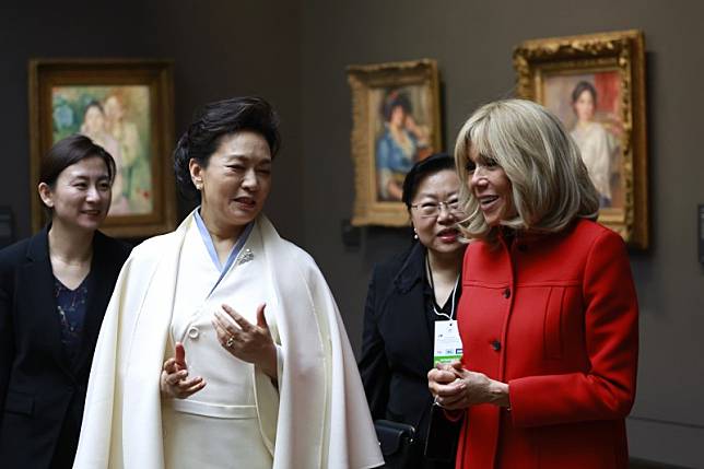中國第一夫人彭麗媛2024年5月訪問法國期間，在法國第一夫人碧姬（Brigitte Macron）陪同下參訪奧塞美術館。（美聯社）