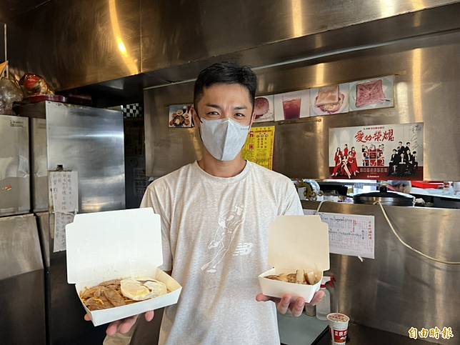 楊皓崴到早餐店兼差打工，不讓自己停下腳步。(記者李紹綾攝)