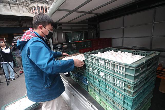 農委會啟動相關措施，加強調度雞蛋。圖為蛋商將農委會從中南部調度北上的雞蛋運至新北市一家零售店。 (中央社)