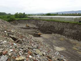 橋檢調查，不法集團先盜採農地砂石，再以廢棄物加以回填，賺取不法利益。（圖：橋頭地檢署提供）