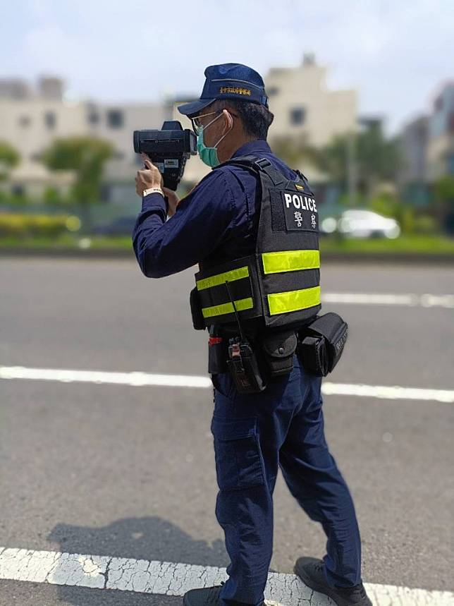 霧峰警分局加強移動式測速照相取締，與去年相比，件數增加三點五倍。（記者黃俊昇翻攝）