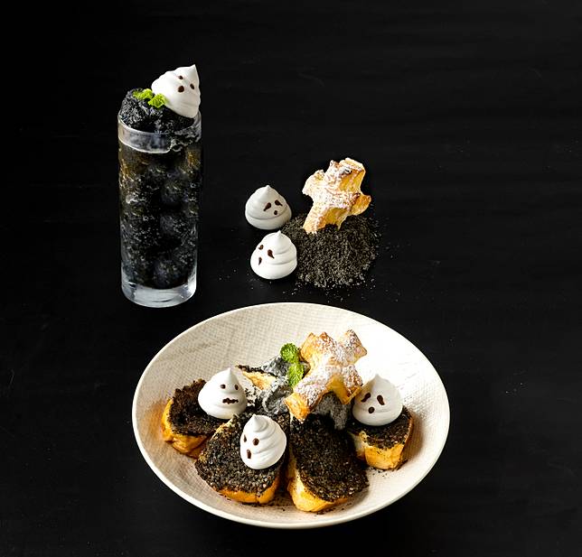 Sarabeth’s「Witch’s Secret女巫的秘密」-黑芝麻鬼魅森林，以法式土司搭配優雅芝麻黑與濃郁芝麻鮮奶油，展現暗黑系鬼魅森林。（圖片提供/金田餐飲）
