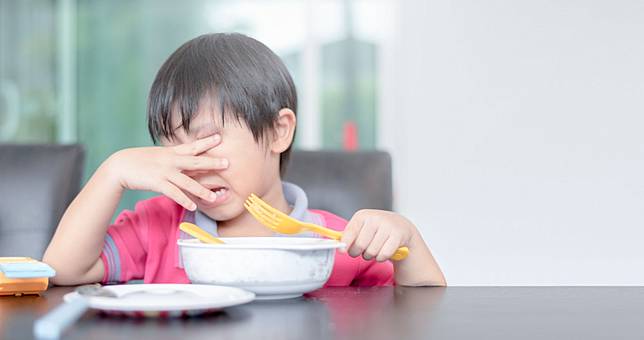 老實說，其實幾乎所有孩子都喜歡吃「垃圾食品」，正餐難免受影響