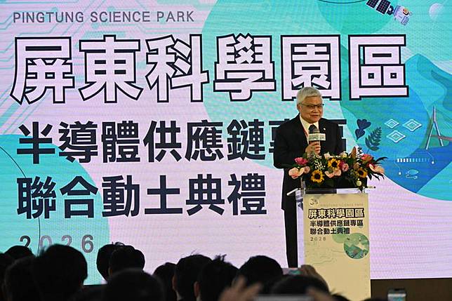 台積電董事長魏哲家（圖）12日出席屏科半導體供應 鏈專區聯合動土典禮時表示，總統賴清德有跟他提出 遠大計畫，要把所有水庫串聯在一起，這樣「以後不 用再講土地水電會缺」。 中央社記者李卉婷攝　115年6月12日