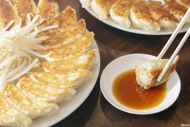 
<p>以高麗菜和豬肉為煮的濱松餃子，特色是肉多爆漿也口感扎實，搭配脆口豆芽菜剛好平衡油膩感，除了基本款之外，店家也會研發許多新鮮口味，對於日本美食的餃子文化佔有重要一席之地。</p><p>
</p><p>
</p><p>
<b>▶石松餃子 本店</b></p><p>
  地址：静岡県浜松市浜北区平口252-1</p><p>
  營業時間：</p><p>
 ・平日 11:00-14:00 ／ 17:00-20:00</p><p>
  ・週末、例假日11:00- 20:00</p><p>
  <a href=