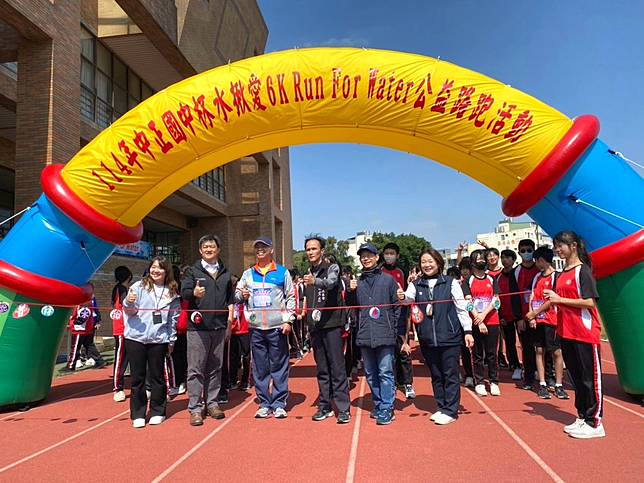 新竹縣中正國中、仰德高中與中國科大共同推動「六K Run for Water 杯水揪愛－公益路跑活動」，體會水資源得之不易。（記者彭新茹攝）