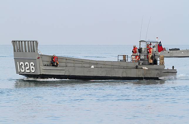 海軍小艇執行金門離島運補任務進水沉沒　11名官兵平安回港