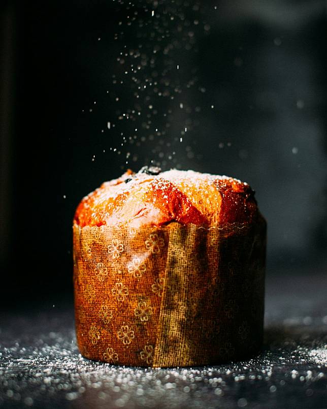 Panettone dusted with icing sugar (Photo: Unsplash)