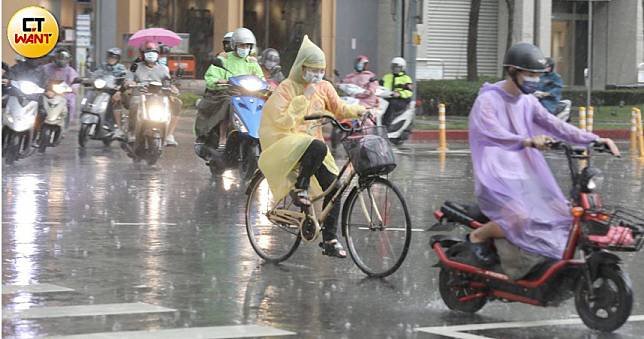 雨彈來襲！全台16縣市大雨特報　新北市樹林、三峽一級淹水警戒