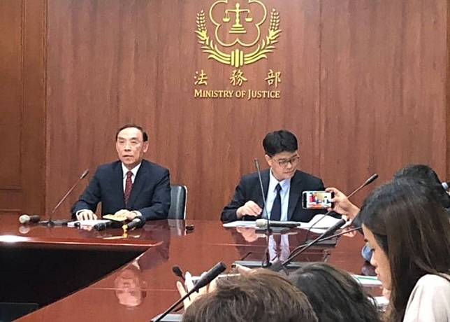 蔡清祥（左一）認為案件應由香港優先處理。（互聯網）