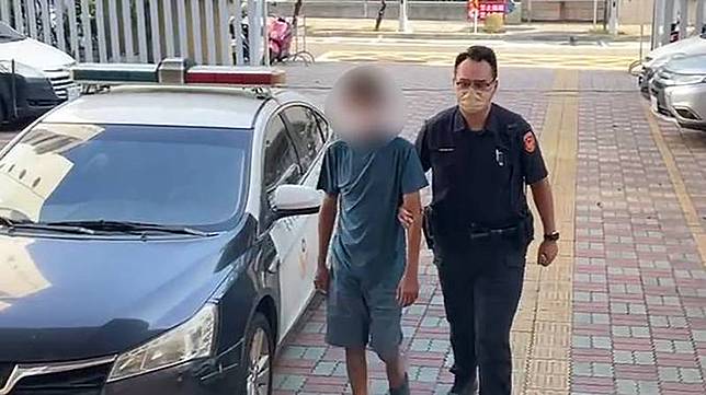 台南黃姓男子28日喬裝攜帶塑膠繩到中西區前東家油 漆行，趁機從後方壓住老闆頭部，但被掙脫喝斥後逃 逸，警方獲報追緝，1小時內在台南公園將黃男逮捕 到案。 （台南市警局提供） 中央社記者張榮祥台南傳真 112年8月29日