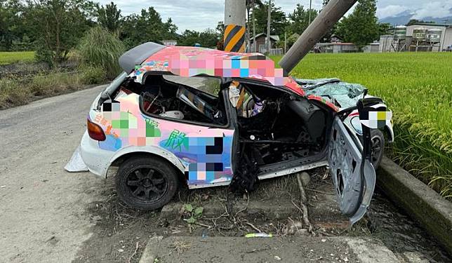 台東越野拉力賽事傳意外，一輛賽車失控撞上電桿導致車體全毀。警方提供