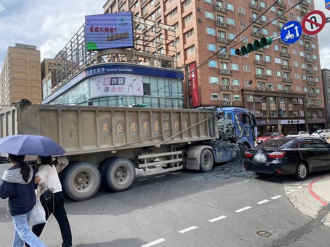 曳引車擦撞自小客淤泥灑滿路面 中正路雙線道一度癱瘓。圖：讀者提供