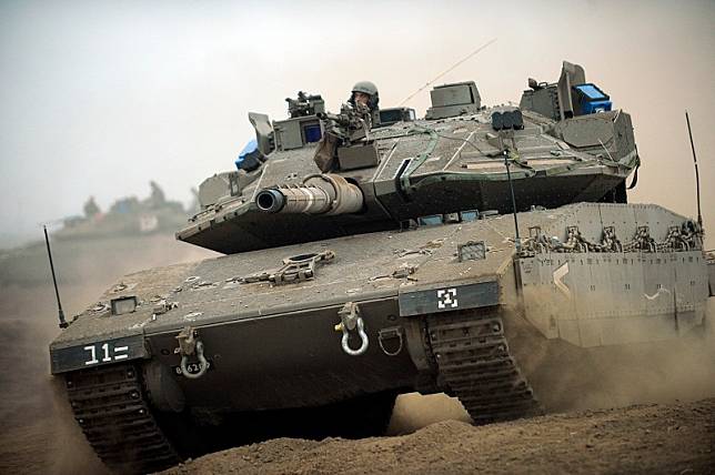 拜登政府繞過國會，緊急出售坦克彈藥給以色列。圖為梅卡瓦(Merkava)坦克。(圖：維基)