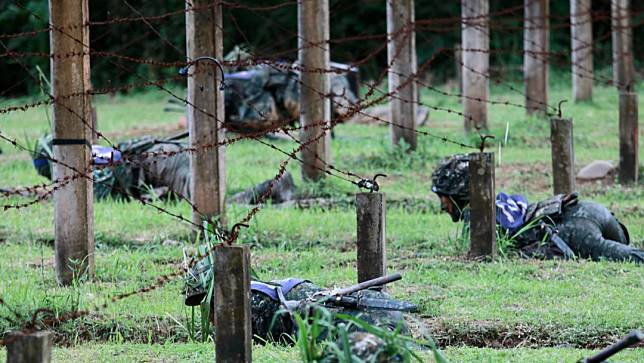 陸軍司令部證實，9月起已對志願役官兵試辦3千公尺武裝跑步以及長跑訓練，分近中遠程三階段，由幹部帶領，循序漸進推動。圖為陸軍官校學訓練低絆網障礙。陸官臉書粉絲專頁