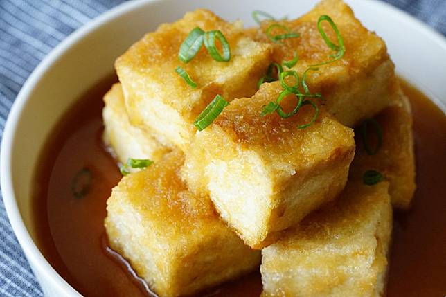 簡單版日式唐揚豆腐雖然有沾粉，但熱量並不會很高。（圖片來源／菜單研究所授權轉載，下同）