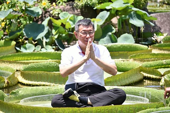 柯文哲成功坐上大王蓮，希望世大運期間來到台北的選手和旅客也可以來此遊玩。（台北市政府提供）