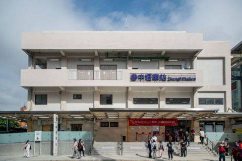 啟用的台鐵中壢臨時後站及跨站天橋是桃園軌道建設的重要里程碑。圖：市府提供