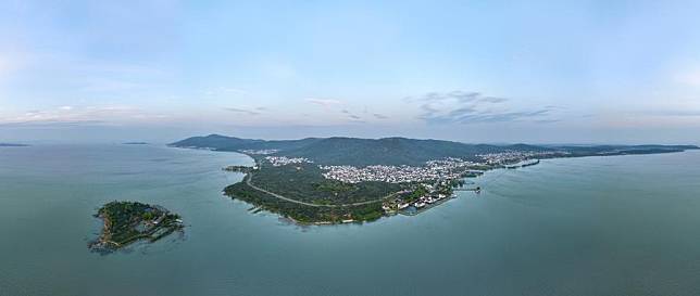 An aerial drone photo taken on April 10, 2024 shows a view of the Taihu Lake near Dongshan Town of Wuzhong District in Suzhou City, east China's Jiangsu Province. (Xinhua/Ji Chunpeng)