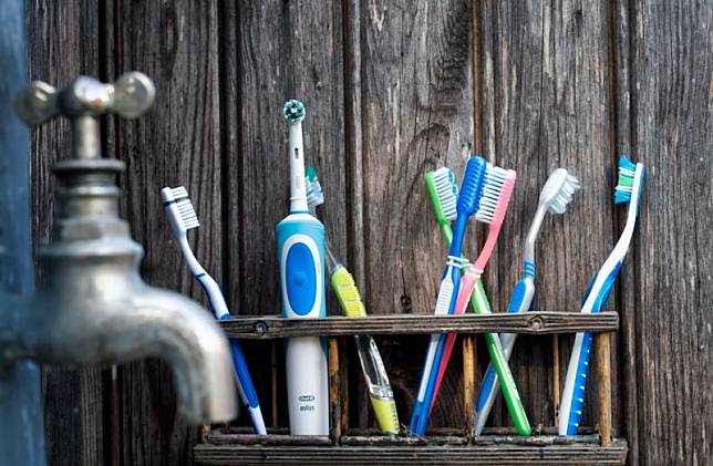 ▲原PO好奇近年來許多人都在用的「電動牙刷」一支價格不便宜，為何還是超夯，貼文一出，網友紛紛讚1優勢，「省力方便」。（示意圖／取自unsplash）