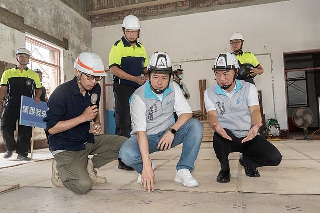 竹市古蹟消防博物館進行修復工程，邱臣遠二十二日視察。（記者曾芳蘭攝）