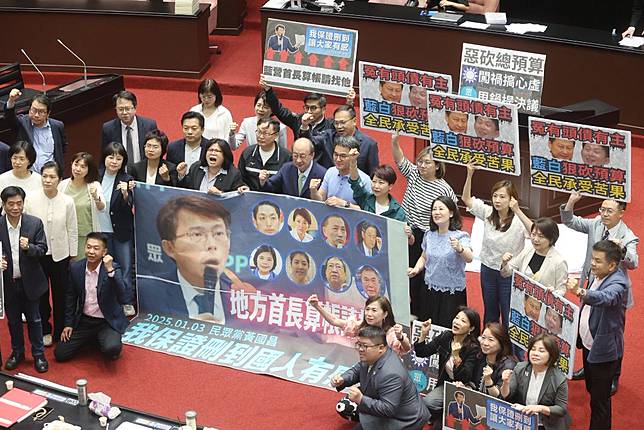 民眾黨立院黨團提案促請要求行政院立即足額撥付一般性補助款給地方，23日表決時，藍白挾人數優勢通過付委審查；民進黨團反對無效，在議場內高喊大罷免大成功等口號。　（中央社）