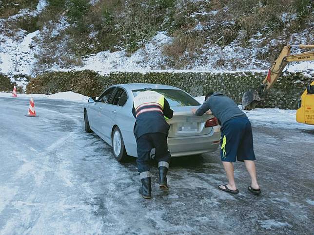 合歡山風景區入冬後，降雪機率提高，花蓮新城警分局表示，將自31日起至111年2月28日編排警力啟動雪季勤務，為雪季期間把關沿線交通順暢，協助民眾排解交通事故。（新城警分局提供）中央社記者張祈傳真 110年12月23日  
