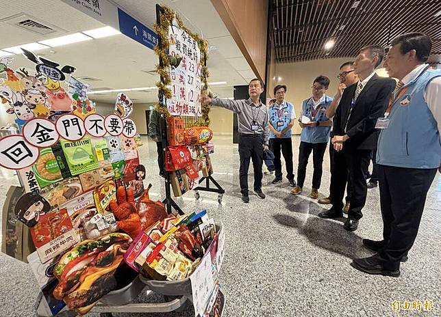 金門小三通入境處張貼有「回金門不要帶」的告示牌，內容琳瑯滿目，宣導各種不要攜帶入境的食品。(記者吳正庭攝)