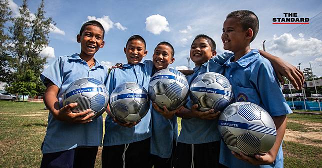 คิง เพาเวอร์ ลุยแจกลูกฟุตบอล ‘ล้านลูก ล้านพลัง สร้างฝันเด็กไทย’ ปีที่ 4 ที่นครปฐม