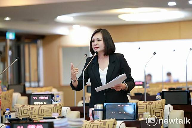 台南市議員林燕祝接獲檢舉，又有不肖業者在農地和魚塭傾倒營建等有毒廢棄物，她在總質詢出示小山高般的皂土和營建廢棄物的現勘照片，出現在仁德和官田區，這兩起檢舉案並未在市府列管追蹤的240筆農地違規案中，質疑黑數究竟有多少？ 圖：林燕祝服務處提供