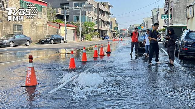 台南關廟區南雄路二段跟中正路交叉路口，疑似地震造成自來水管線破裂。（圖／TVBS）