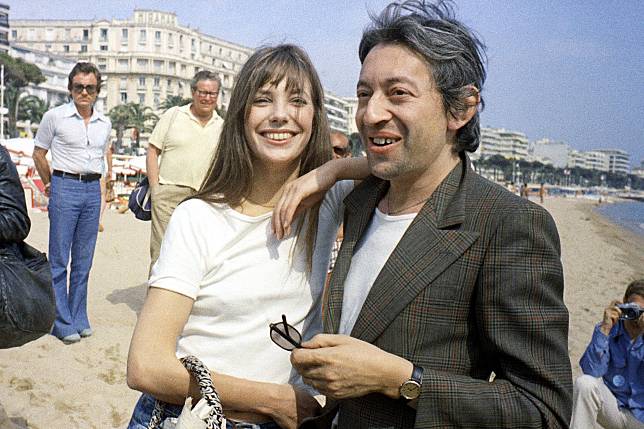 知名藝人珍柏金(Jane Birkin，左)與法國歌王甘斯柏（Serge Gainsbourg）於1974年在法國坎城合影。圖片來源LINE TODAY：美聯社/達志影像