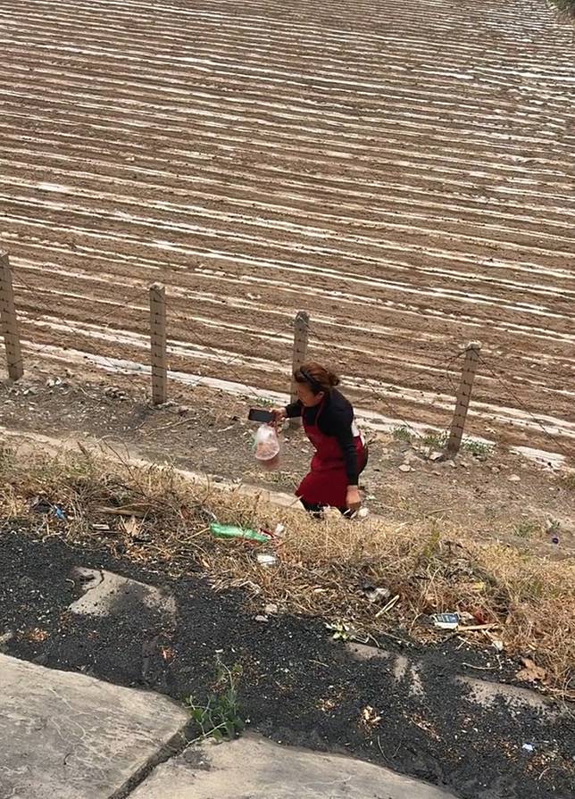 中國五一長假期間，有民眾在高速公路上大塞車，期間透過手機點外賣解飢，真有餐廳老闆娘親自送餐。翻攝瀟湘晨報
