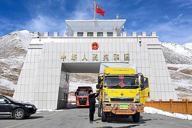 A policeman checks a vehicle entering the Khunjerab Pass in Taxkorgan Tajik Autonomous County, northwest China's Xinjiang Uygur Autonomous Region, Nov. 6, 2023. (Photo by Wang Zhilong/Xinhua)