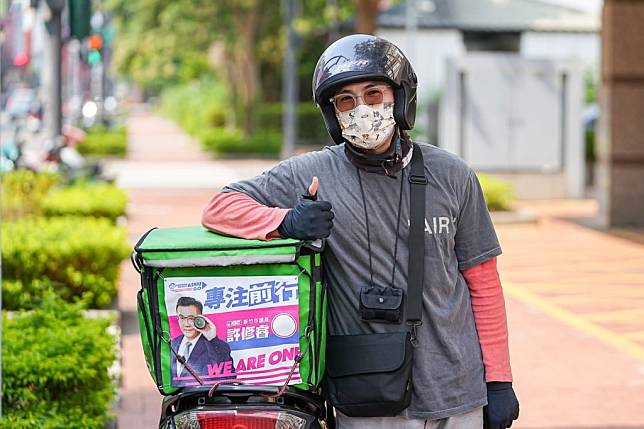 新竹市議會議長許修睿今年特別招募外送從業人員當志工，讓宣傳照與文宣搭上外送車，跟著外送員一起送餐。(記者曾芳蘭攝)