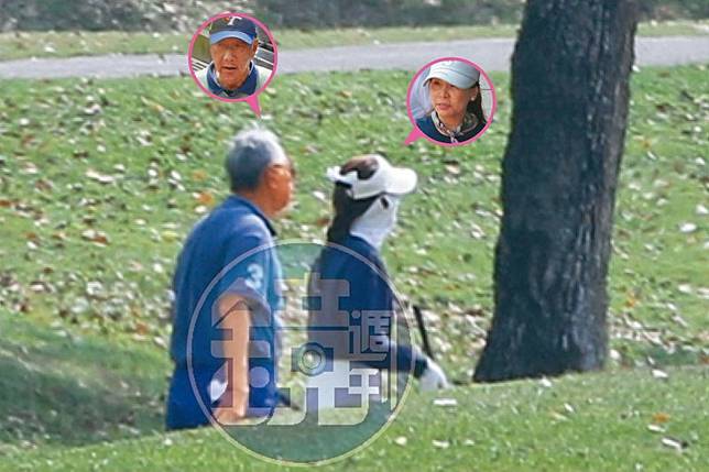 郭台銘出現在桃園大溪打球，謝姓藍衣熟女陪在身旁，兩人關係曖昧。