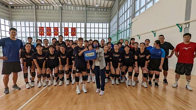 台中市東山高中在校生及校友有8名入選我國U20代表隊，並與其他4名球員緊鑼密鼓展開集訓。（記者徐義雄攝）