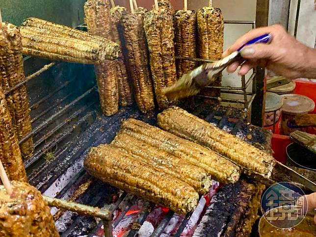 位在嘉義、開業50年的「阿婆烤玉米」，是用木炭烤玉米，剛出爐的炭香相當迷人。
