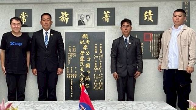 透過司徒建銘（左）及文史工作者楊品寓（右）的幫助，王紹章（左二）、詹廣耀校長終於找到李彌將軍之墓。紅心字會提供