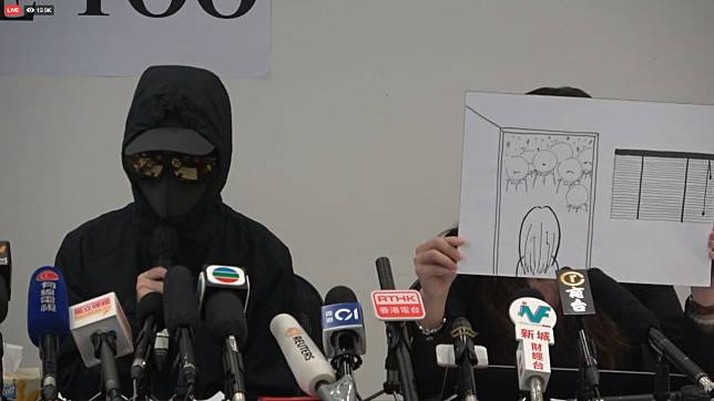 呂小姐出席記者會時，戴著墨鏡、口罩，全身黑裝，指控在警署羈留期間對她濫權凌辱。   圖：翻攝自民間人權陣線